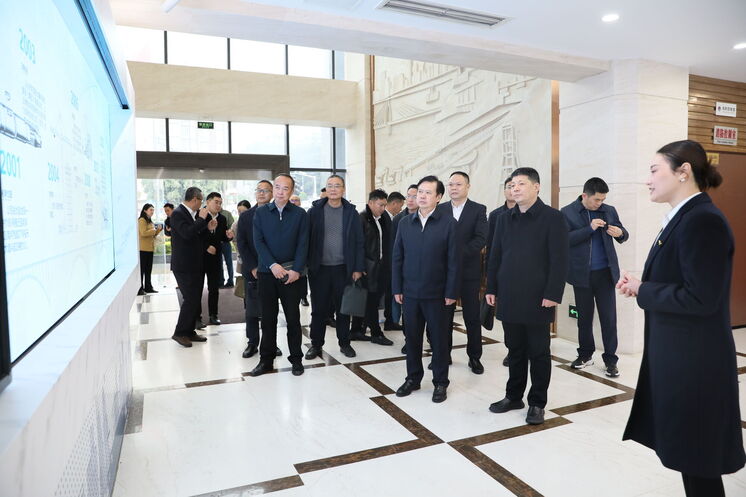 四川腾龙国际平台集团领导带队赴重庆高速集团和重庆巨能集团开展业务交流