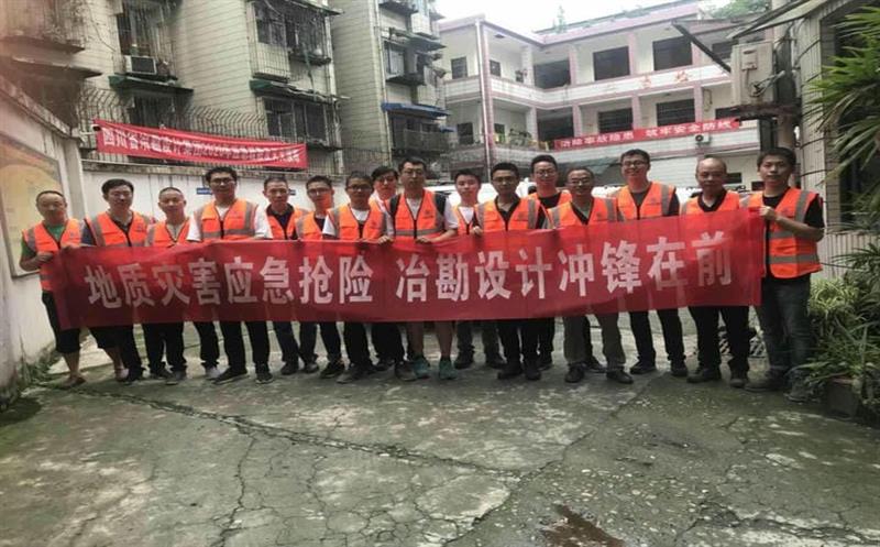 争分夺秒，，，，，，千里驰援陇南灾区