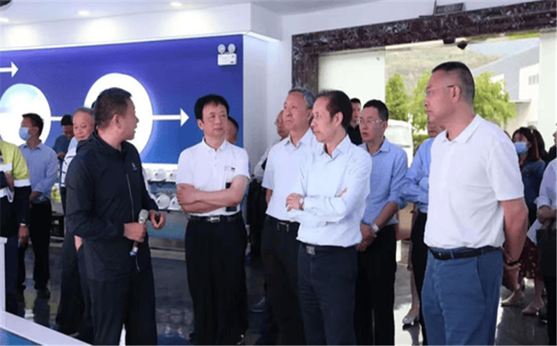 省自然腾龙国际平台投资集团党委书记、董事长陈贵林陪同省委省政府决策咨询委员会主任陈光志赴雅安调研