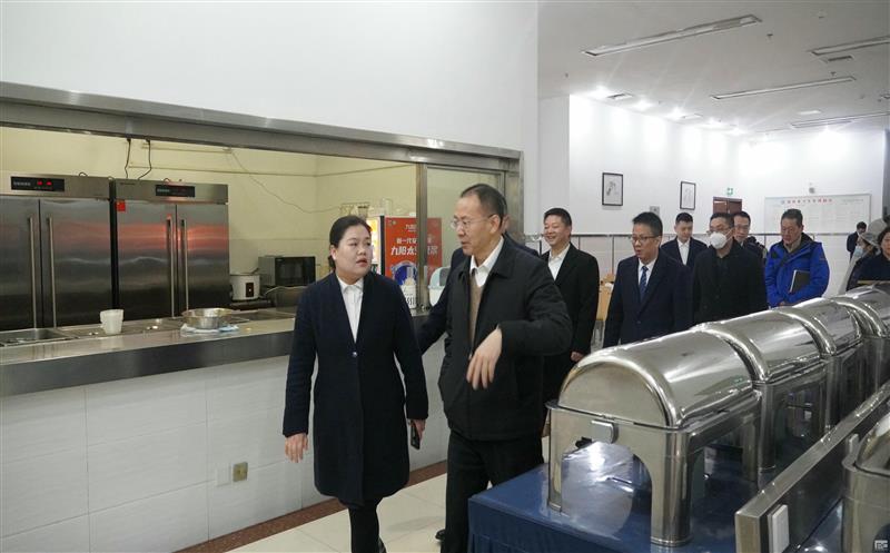 四川腾龙国际平台置业集团领导带队到天辰楼宾馆检查指导安全工作