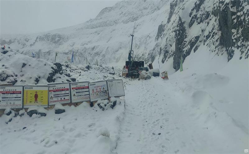 缺氧不缺精神，，，，，，，艰苦不怕吃苦 | 向在风雪中奋斗的金核地勘人学习