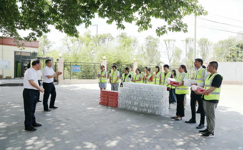 集团领导到测绘公司宣贯省委十二届五次全会精神，，，，，，，，开展夏送清凉活动